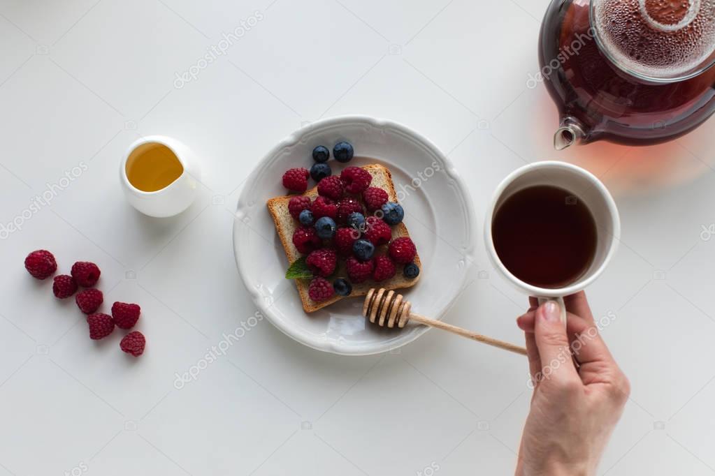 Desayuno con pan y miel servida en un pequeño plato aparte