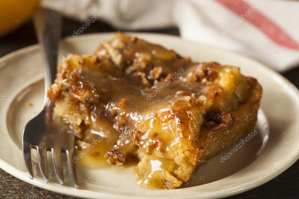 Postre casero decorado con un hilo de miel