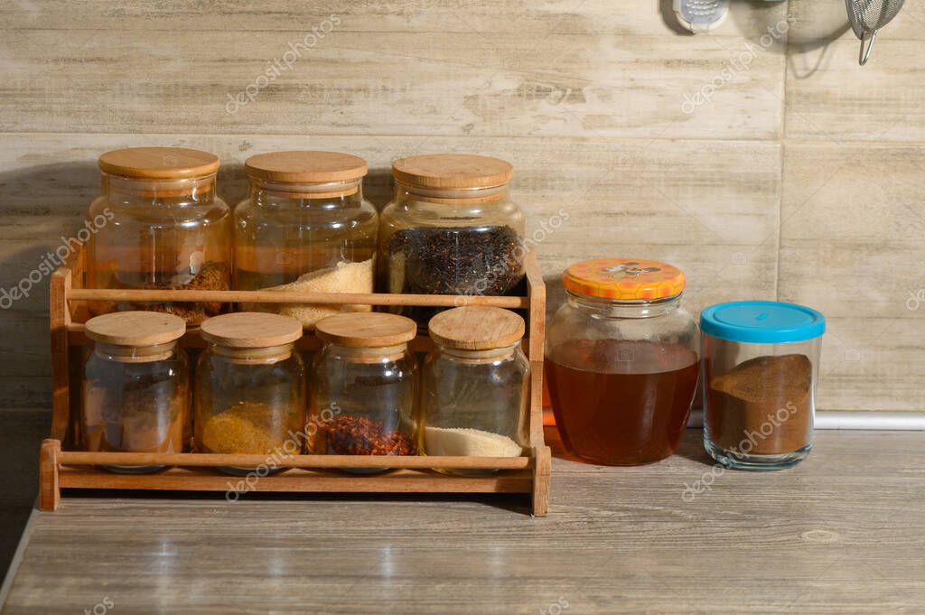 Despensa ordenada con frascos de miel y otros alimentos