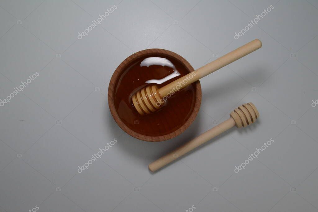 Cuchara limpia tomando miel de un frasco
